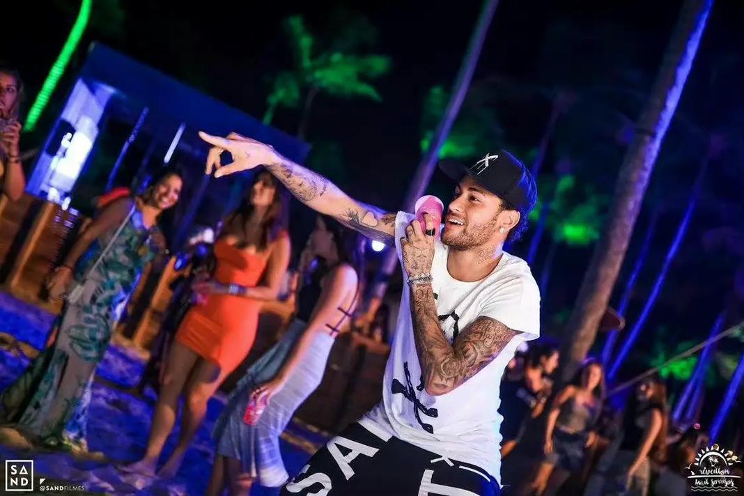 无缘升级向球迷跪拜道歉，水原三星主帅卞成焕赛后主动辞职