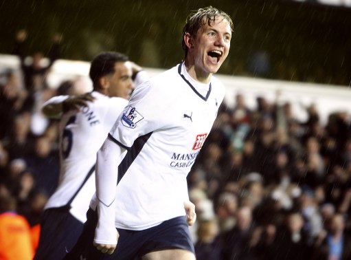 记者：王刚伤情比想象中好，侯森缝了20多针坐火车返京